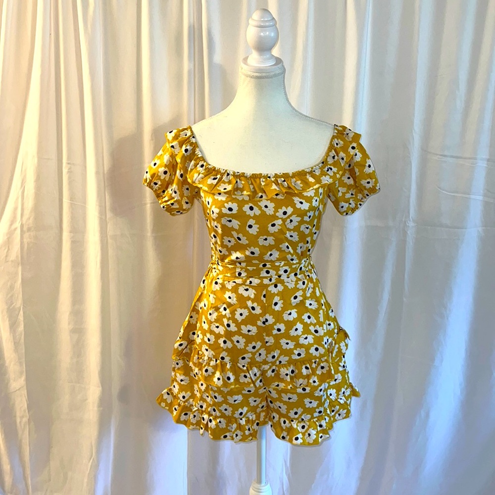 New WithTags Women’s Size 8 Yellow Off The Shoulder Shorts Romper
